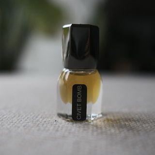 Civet Bomb Attar von Areej Le Doré
