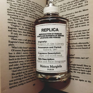 Whispers in the Library von Maison Margiela