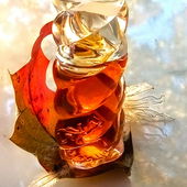 eine Triple-Helix als Glasflakon finde ich sehr gelungen - schön, dass Ihr vorbeischaut bei der urweiblichen DNA als Duft 🫶🧡 (by Skydiver19)