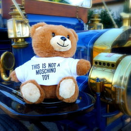 Maxwell 1911:   Hieß  damals  AUTOMOBIL.  Toy, Moschino 2014