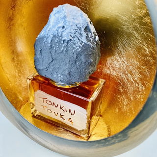 Das „Drumherum“ ist tatsächlich die Limited Edition, die die Form eines Moschus-Pods nachahmt.